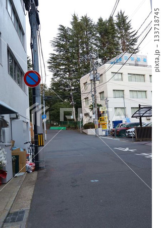 夕方の仙台市青葉区本町の裏路地の雑居ビルや周辺の様子 133718745