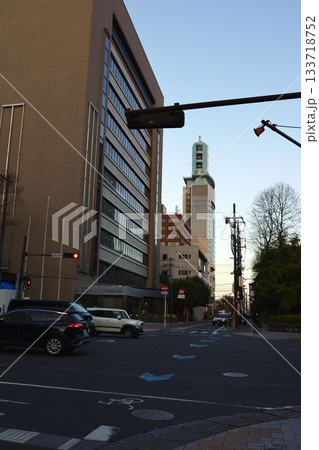 夕方の仙台市青葉区本町の裏路地の雑居ビルや周辺の様子 133718752