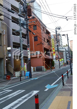 夕方の仙台市青葉区本町の裏路地の雑居ビルや周辺の様子 夕方の仙台市青葉区本町の裏路地の雑居ビルや周辺の様子 133718803