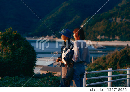 夕景を眺める母と娘の黄昏シーン 夕景を眺める母と娘の黄昏シーン 133718923