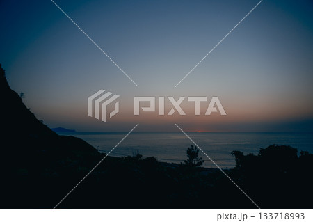 日本海に沈む夕日と静かな海景 日本海に沈む夕日と静かな海景 133718993