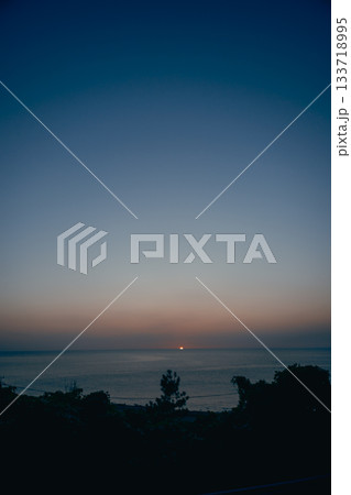 日本海に沈む夕日と静かな海景 133718995