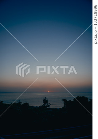 日本海に沈む夕日と静かな海景 133718996