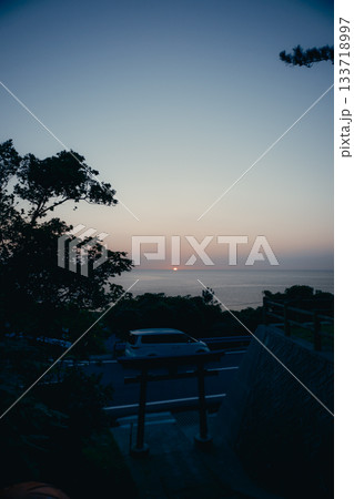 日本海に沈む夕日と静かな海景 133718997