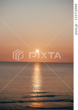 日本海に沈む夕日と静かな海景 133718998