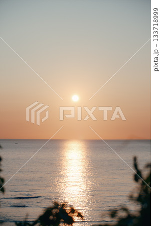 日本海に沈む夕日と静かな海景 133718999