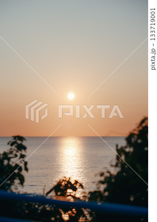 日本海に沈む夕日と静かな海景 133719001