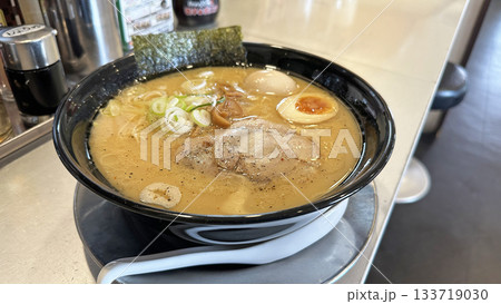 飲食店の風景（チェーン店の味玉味噌ラーメン） 133719030
