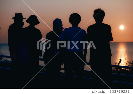 夕日を眺める5人のシルエット 133719221