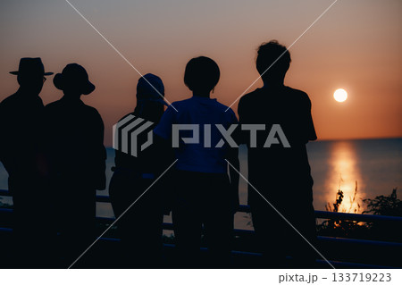 夕日を眺める5人のシルエット 夕日を眺める5人のシルエット 133719223