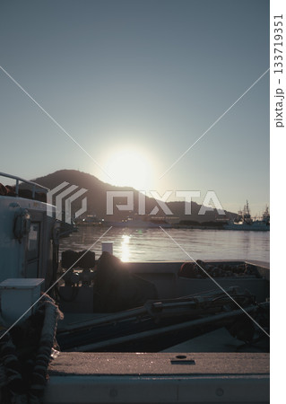 早朝の港と灯台の静かな朝景 133719351