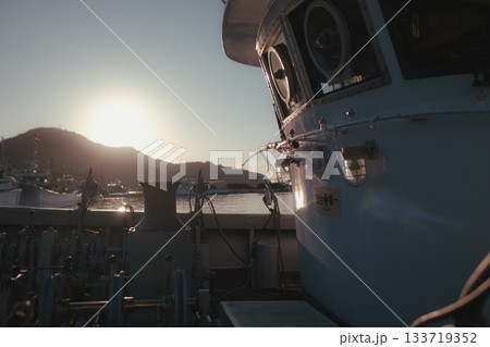 早朝の港と灯台の静かな朝景 133719352