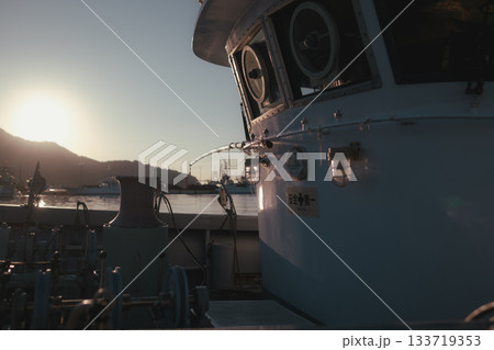 早朝の港と灯台の静かな朝景 133719353