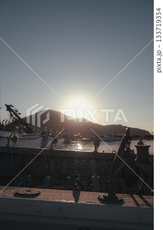 早朝の港と灯台の静かな朝景 133719354