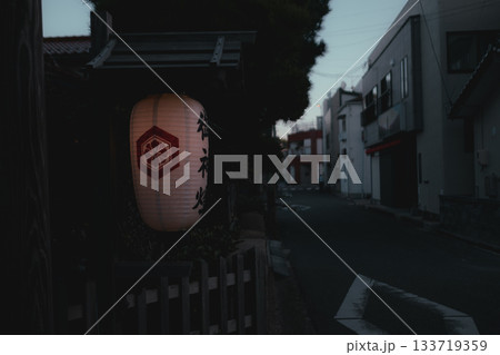 早朝の港と灯台の静かな朝景 早朝の港と灯台の静かな朝景 133719359