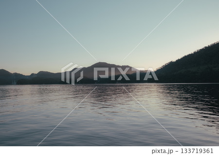 早朝の港と灯台の静かな朝景 133719361