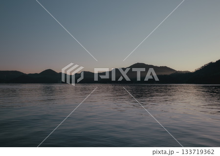 早朝の港と灯台の静かな朝景 133719362