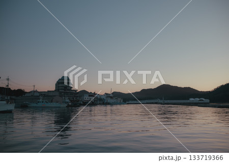 早朝の港と灯台の静かな朝景 早朝の港と灯台の静かな朝景 133719366