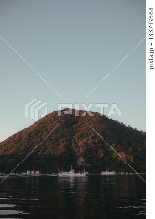 早朝の港と灯台の静かな朝景 133719368