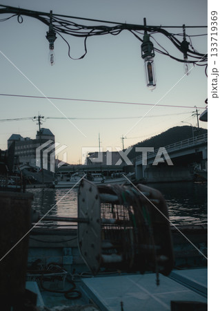 早朝の港と灯台の静かな朝景 133719369