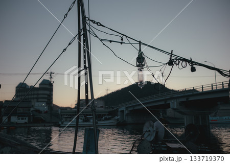 早朝の港と灯台の静かな朝景 133719370