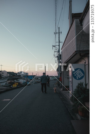 早朝の港と灯台の静かな朝景 133719375