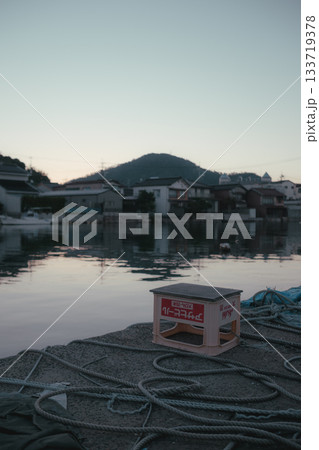早朝の港と灯台の静かな朝景 133719378
