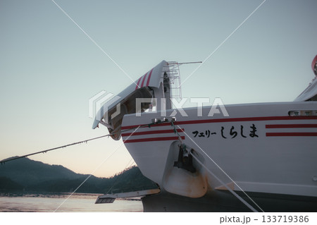 早朝の港と灯台の静かな朝景 133719386