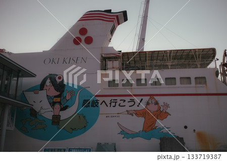 早朝の港と灯台の静かな朝景 133719387