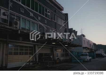 早朝の港と灯台の静かな朝景 133719390