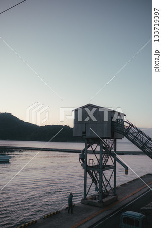 早朝の港と灯台の静かな朝景 133719397