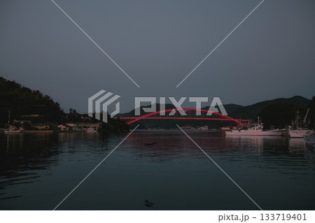 早朝の港と灯台の静かな朝景 133719401