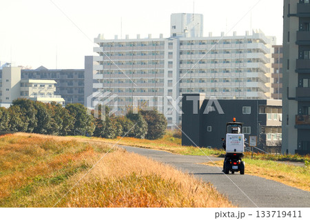 荒川河川敷を巡回する河川事務所職員(東京都北区) 荒川河川敷を巡回する河川事務所職員(東京都北区) 133719411