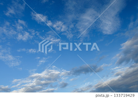 青空と月が見える朝 青空と月が見える朝 133719429