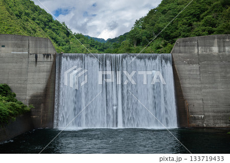 砂防堰堤と夏の山 133719433