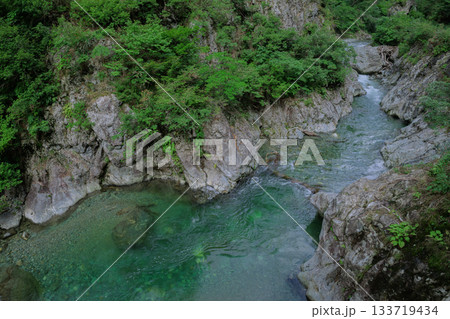 夏の清流と岩の渓谷美 133719434