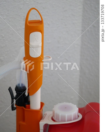 ポンプの付いた灯油タンク ポンプの付いた灯油タンク 133719708