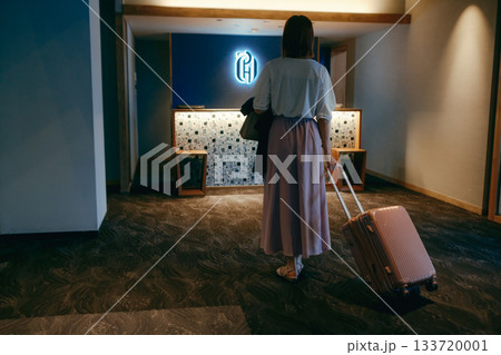 ホテルに到着する女性旅行者 133720001