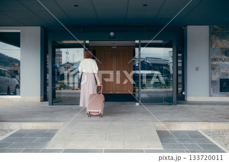 ホテルに到着する女性旅行者 133720011