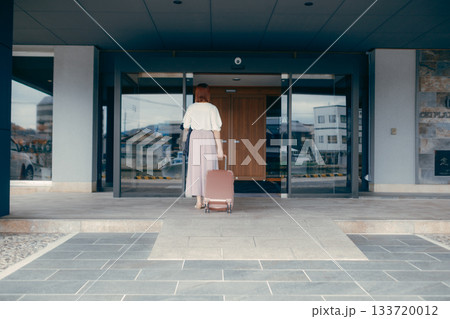 ホテルに到着する女性旅行者 ホテルに到着する女性旅行者 133720012