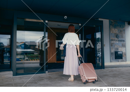 ホテルに到着する女性旅行者 133720014