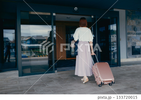 ホテルに到着する女性旅行者 133720015