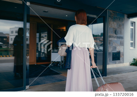 ホテルに到着する女性旅行者 133720016