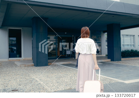 ホテルに到着する女性旅行者 133720017