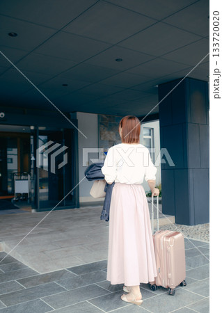 ホテルに到着する女性旅行者 133720020