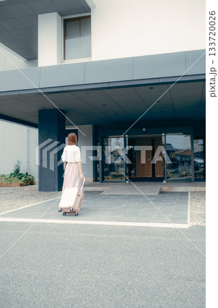 ホテルに到着する女性旅行者 133720026