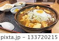 飲食店の風景（濃厚麻婆ラーメン） 133720215