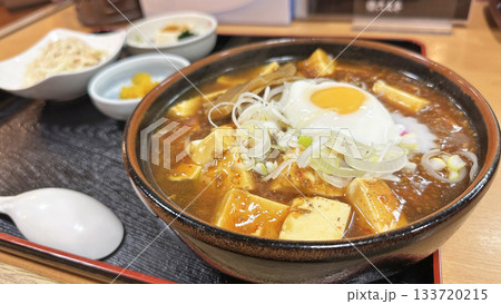 飲食店の風景（濃厚麻婆ラーメン） 133720215