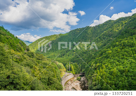 新城市の宇連ダムの風景(愛知県) 133720251