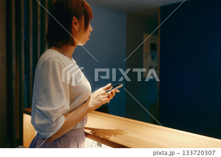 スマホでチェックインする20代女性 スマホでチェックインする20代女性 133720307